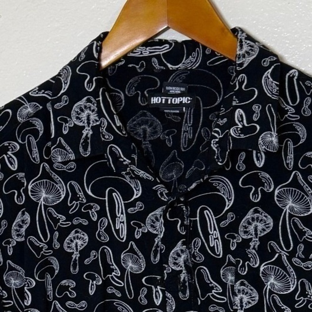 Hot Topic Men Shirt Black White L Mushroom Short Sleeve Camp Button Up Novelty - Picture 4 of 9
